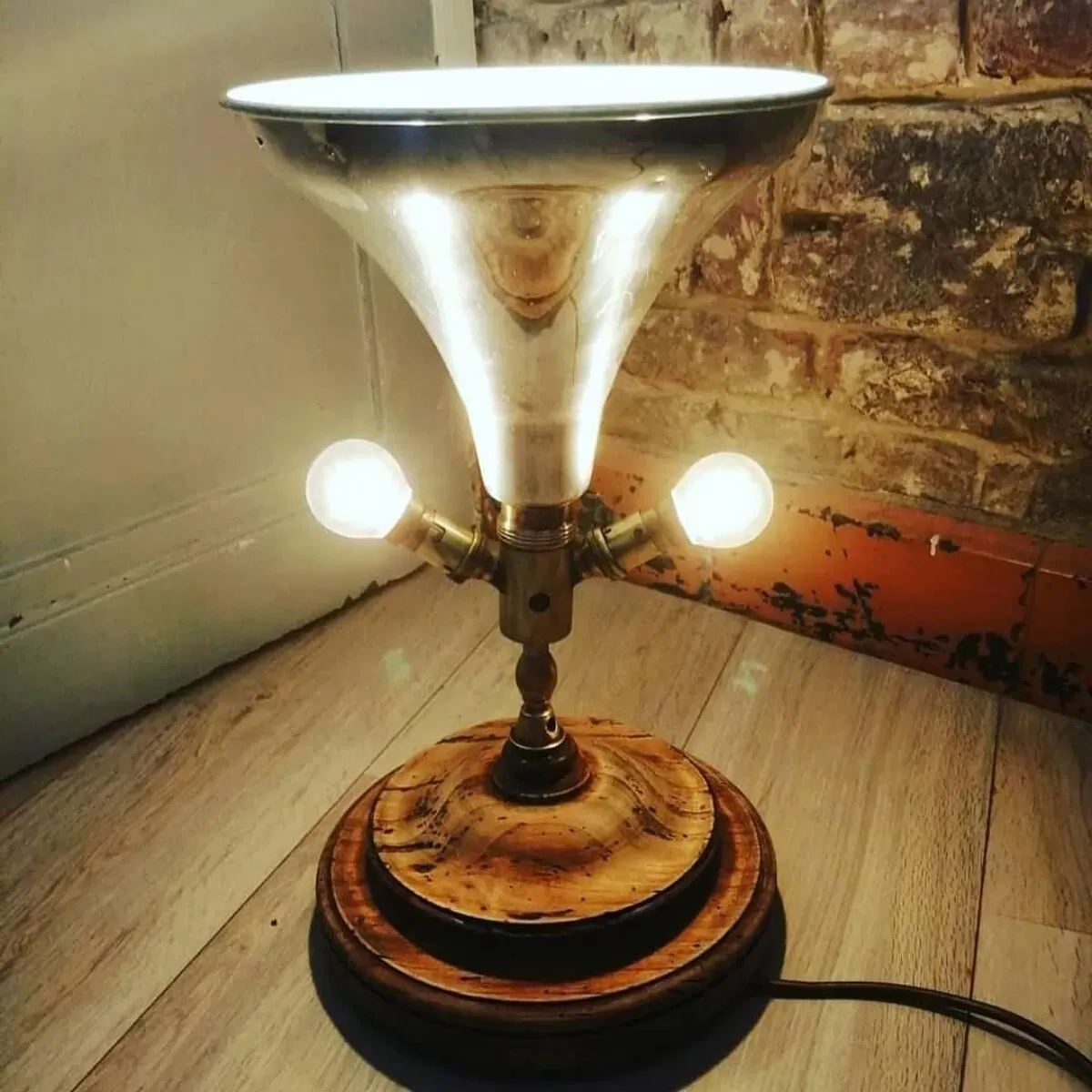 Illustration numéro 5 du produit Lampe