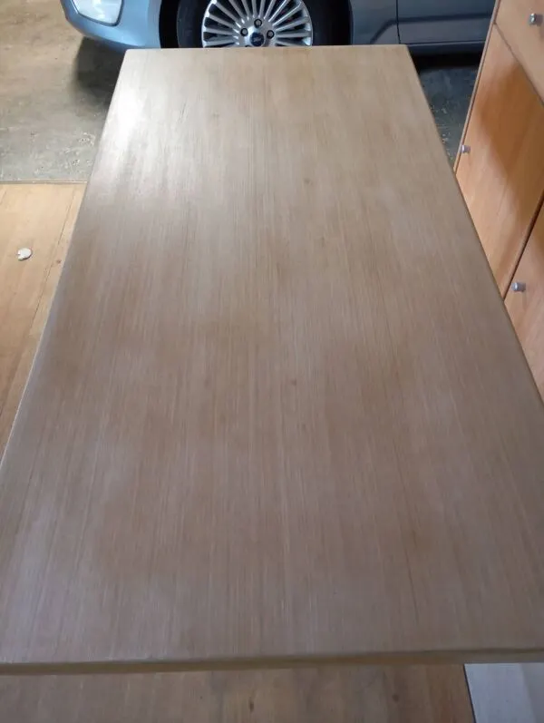 Illustration numéro 5 du produit Table console vintage — Piètement en fonte & plateau en bois clair
