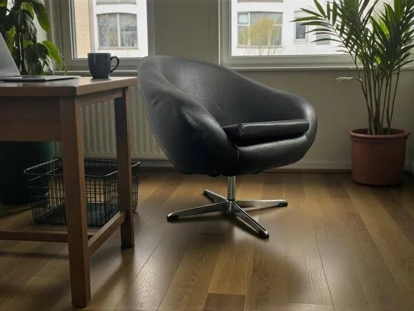 Illustration numéro 5 du produit Fauteuil vintage noir / chaise lounge / fauteuil 'Folke Jansson'