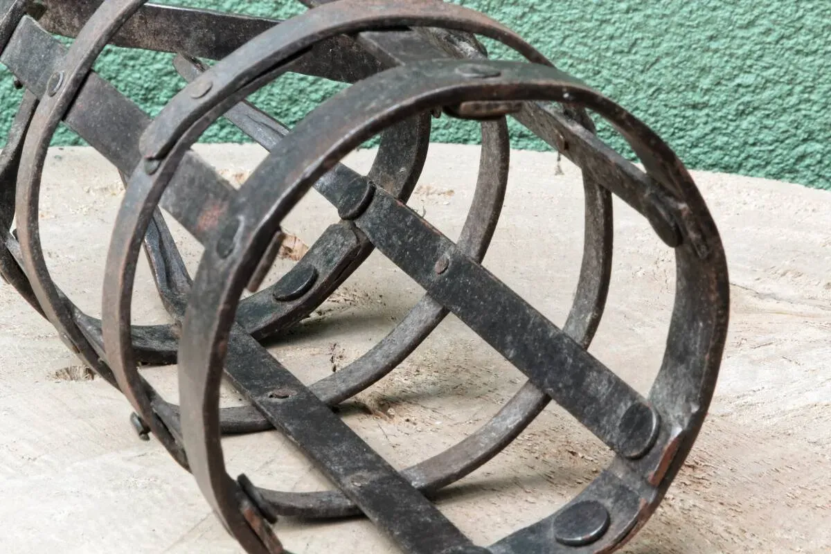 Illustration numéro 5 du produit Suspension cage en fer forgé riveté