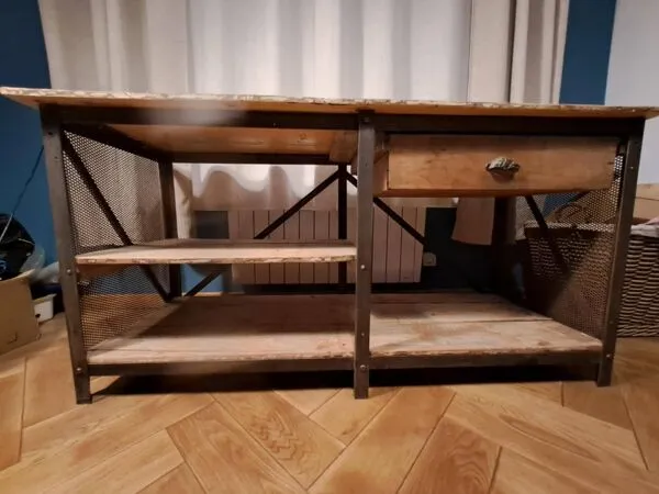 Illustration numéro 5 du produit Meuble de décoration type industriel. visible dans la série Le Baron noir