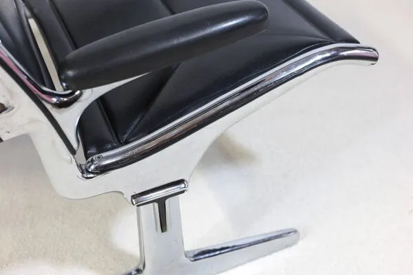 Illustration numéro 5 du produit Paire de fauteuil Charles et Ray Eames