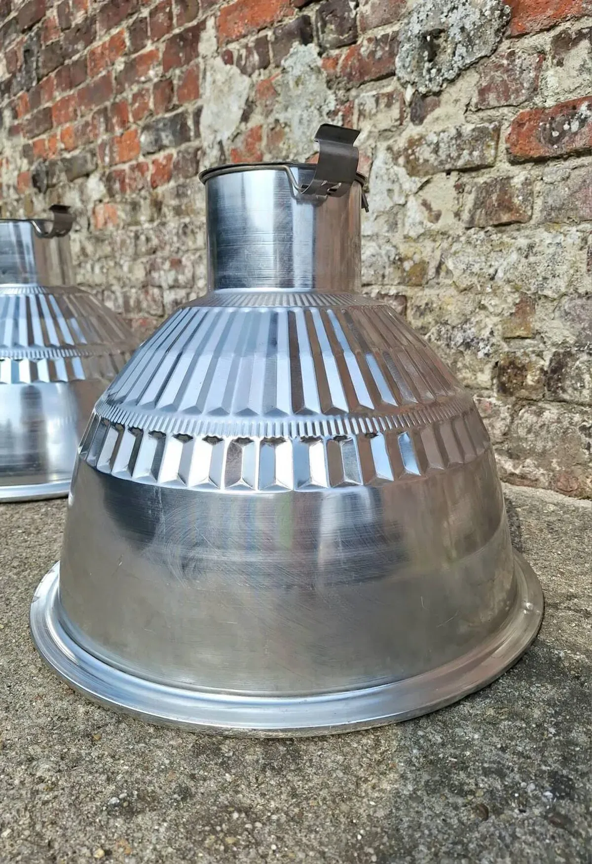 Illustration numéro 5 du produit 3 suspensions industrielles vintage, luminaires anciens d’atelier