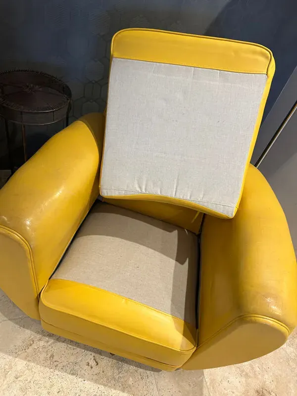 Illustration numéro 5 du produit Un fauteuil club en cuir