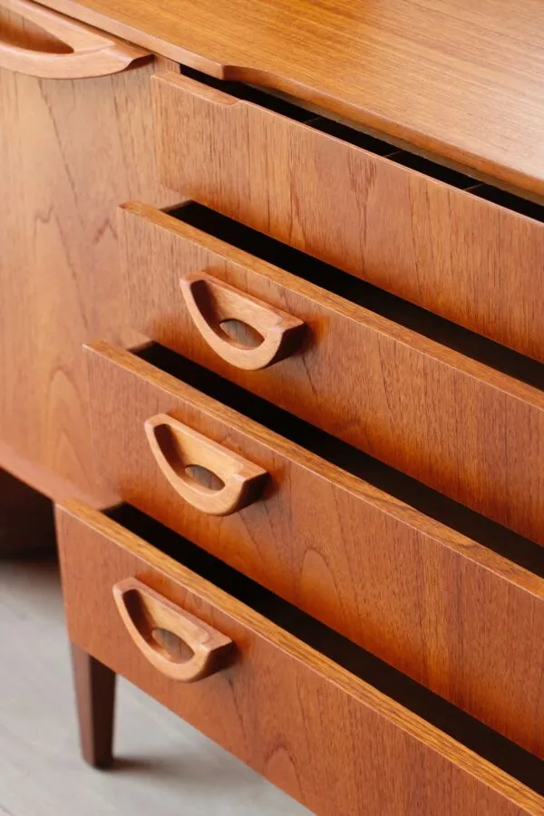 Illustration numéro 5 du produit Enfilade Beautility en teck, années 60