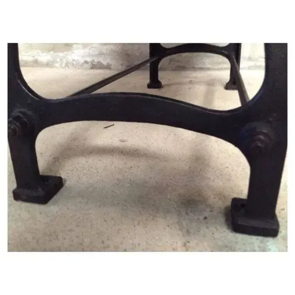 Illustration numéro 5 du produit Table à manger industrielle piètement en font