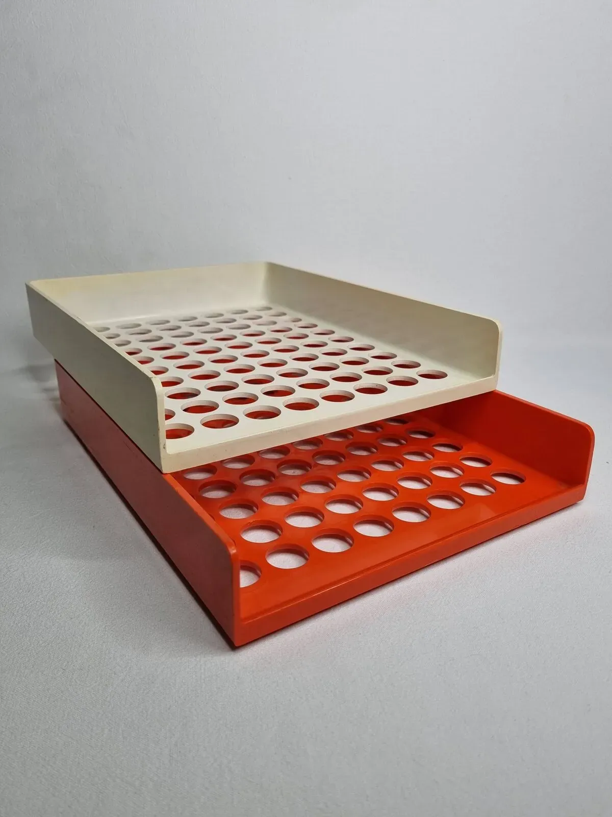 Illustration numéro 5 du produit Ensemble de 2 banettes à courrier design Roger Tallon, années 1970