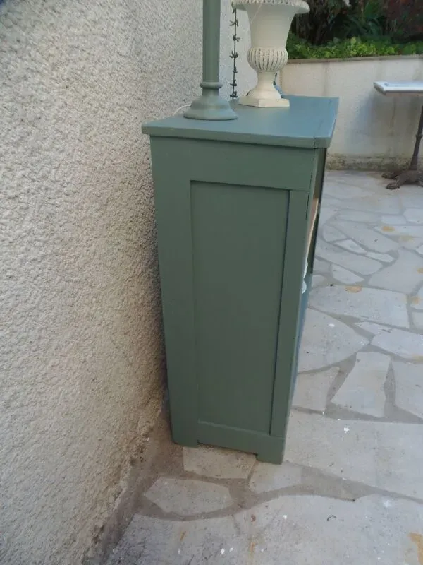 Illustration numéro 5 du produit Meuble de métier vintage transformé en bibliothèque, vaisselier vert fumé.