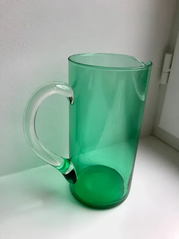 Illustration numéro 5 du produit Pichet en verre vert années 70