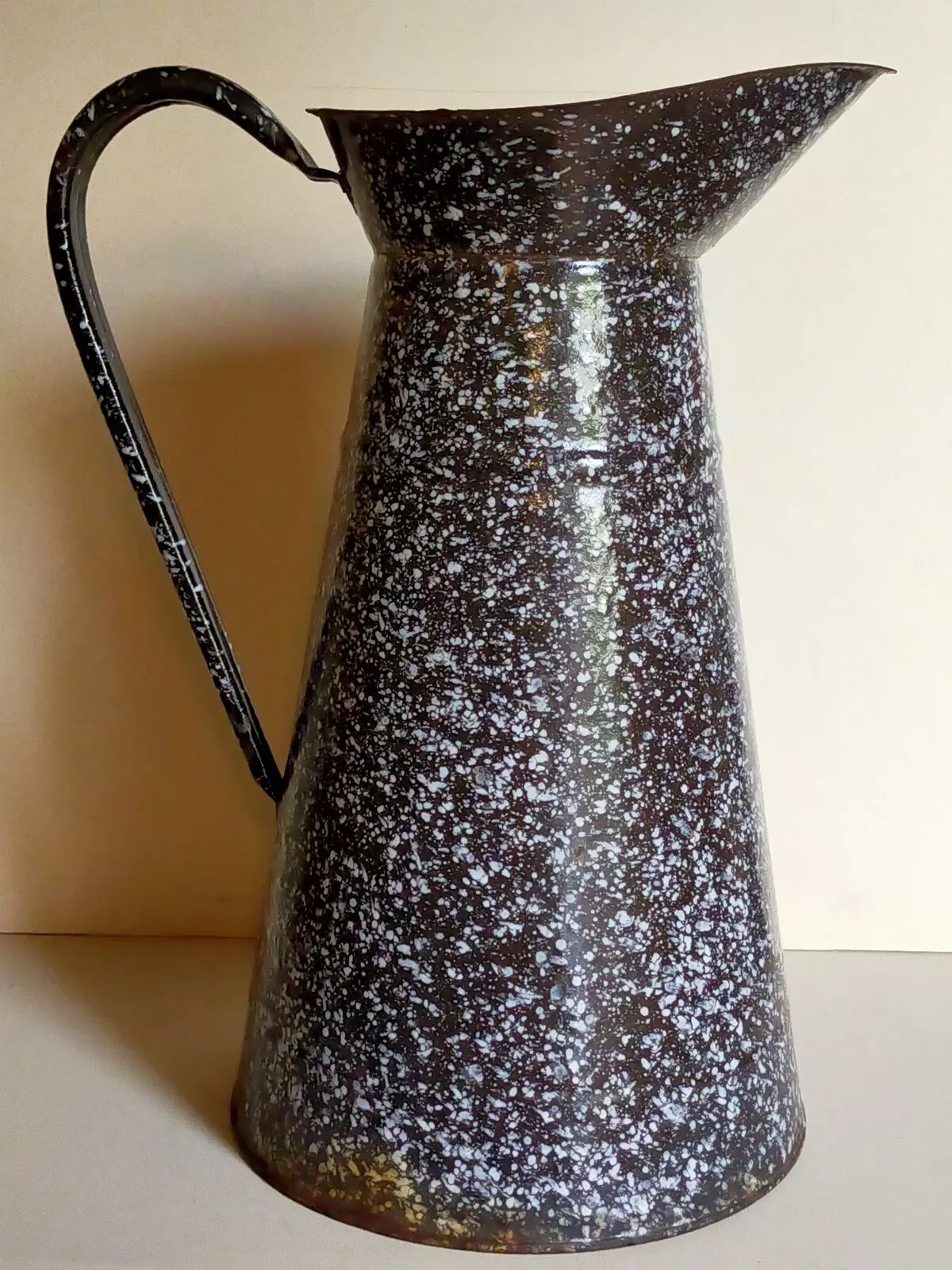 Illustration numéro 5 du produit Broc ancien tôle émaillée mouchetée XIXème