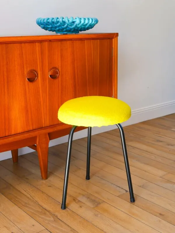 Illustration numéro 5 du produit Tabouret tripode en fer noir et laine bouillie, jaune, 1960