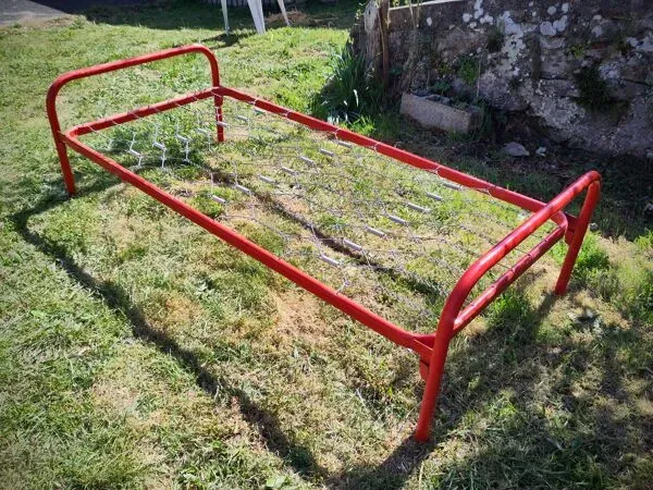 Illustration numéro 5 du produit Lit métallique rouge