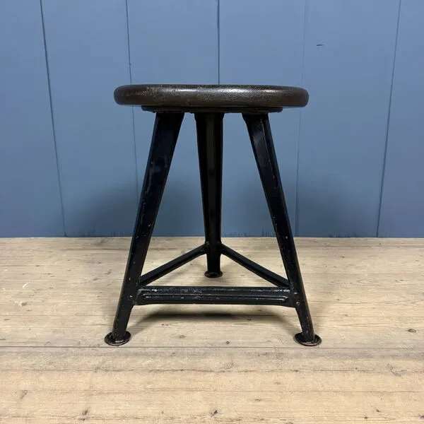 Illustration numéro 5 du produit Tabouret Rowac noir non marqué avec assise en bois foncé