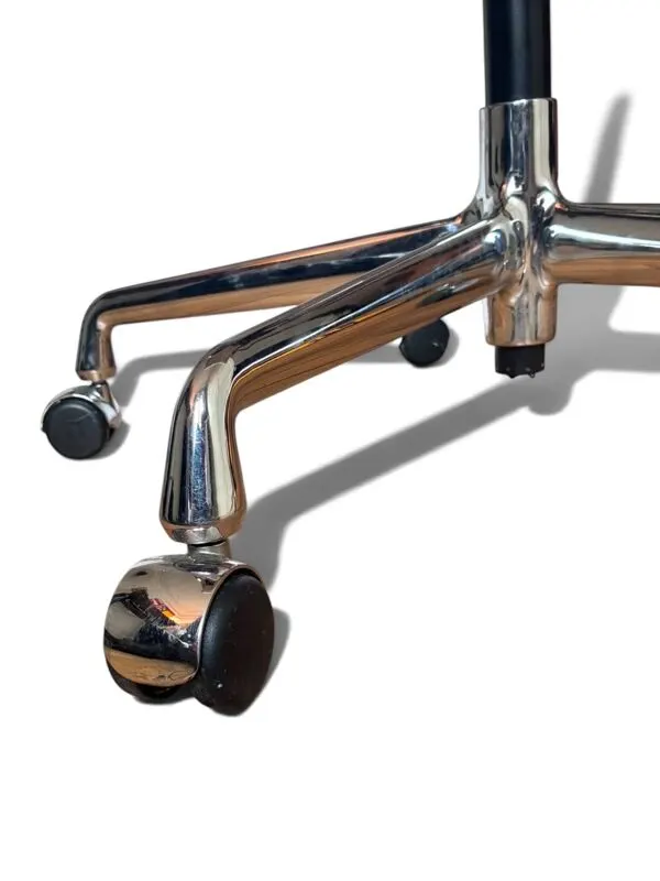 Illustration numéro 5 du produit Fauteuil de Bureau Eames EA 119 Cuir Blanc (Herman Miller / Vitra 1970)