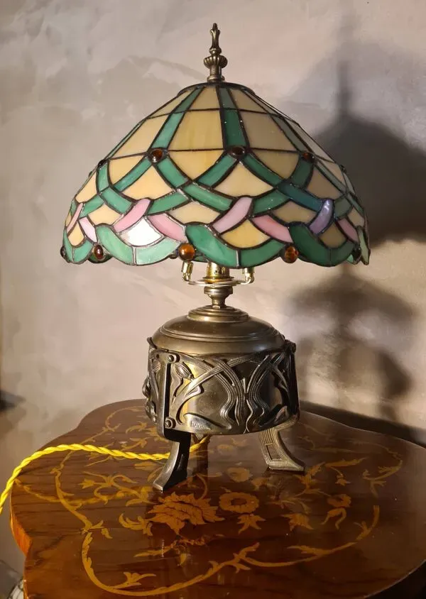 Illustration numéro 5 du produit lampe bronze et laiton art nouveau 1900  et un abat jour en pate de verre e