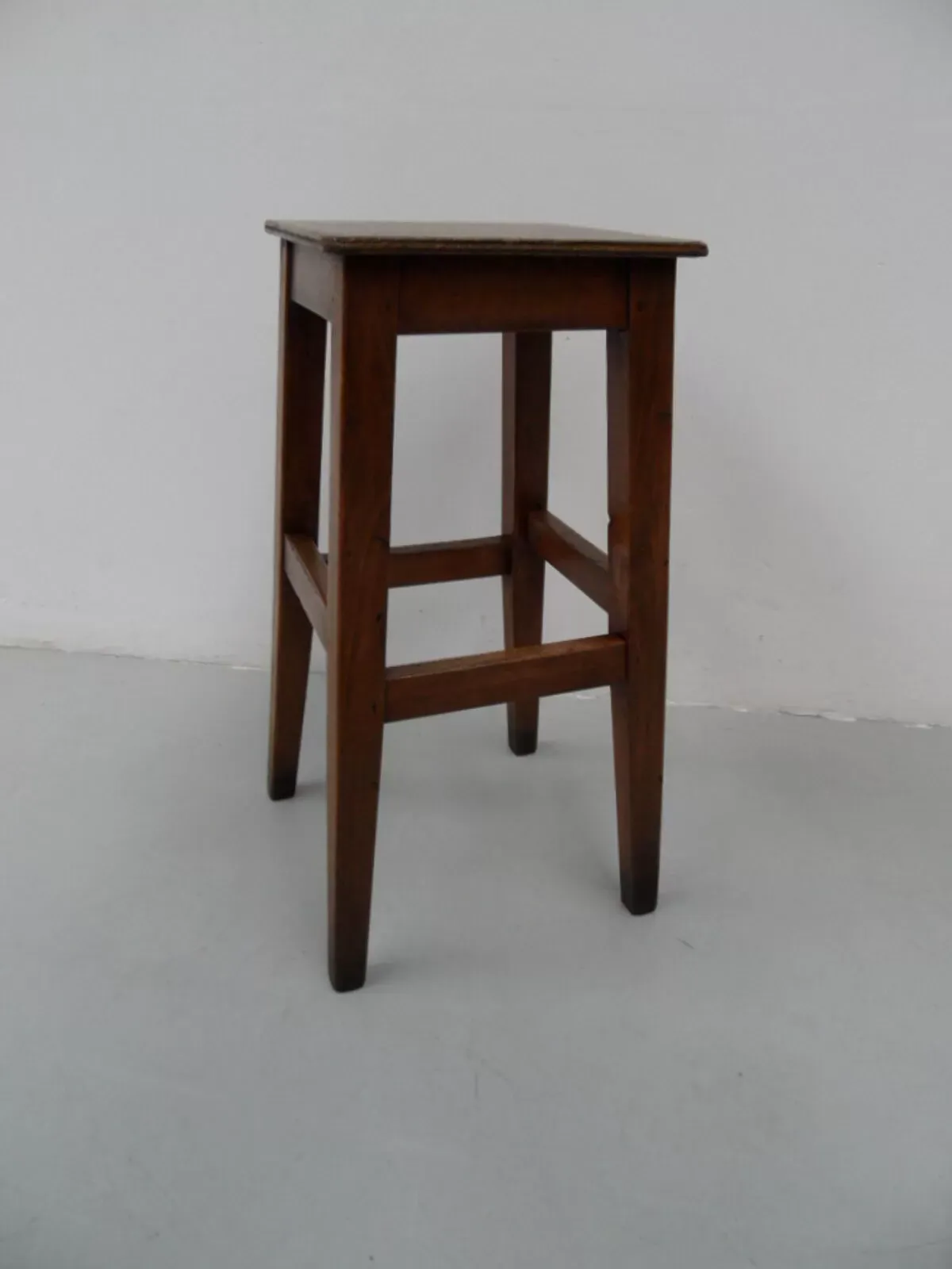 Illustration numéro 5 du produit Tabouret en bois vintage