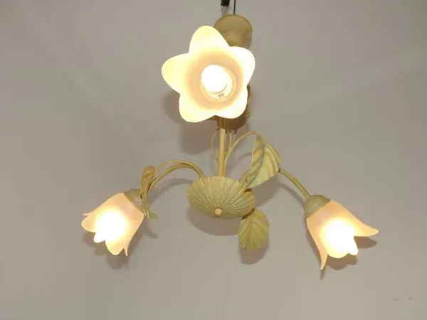 Illustration numéro 5 du produit Lustre vintage français à 3 lumières en métal vert feuille avec abat-jours en verre 5516