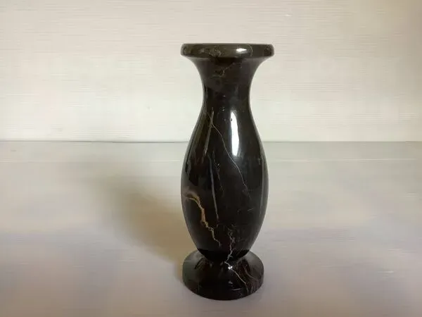 Illustration numéro 5 du produit Petit vase en marbre noir veiné