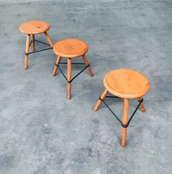 Illustration numéro 5 du produit Industrial Low Tripod Stools, Belgium, 1950s, Set of 3