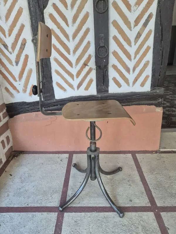 Illustration numéro 5 du produit Chaise d'atelier industrielle