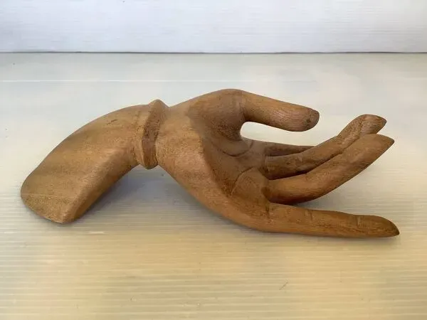 Illustration numéro 5 du produit Vide poche baguier main en bois