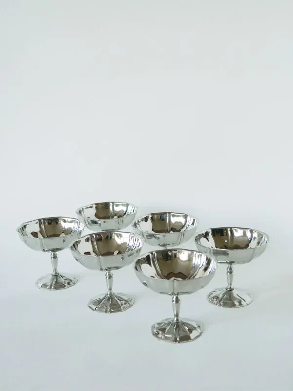 Illustration numéro 5 du produit Lot de 6 coupes à glace en inox hautes, pieds fins travaillés, Design, 1970