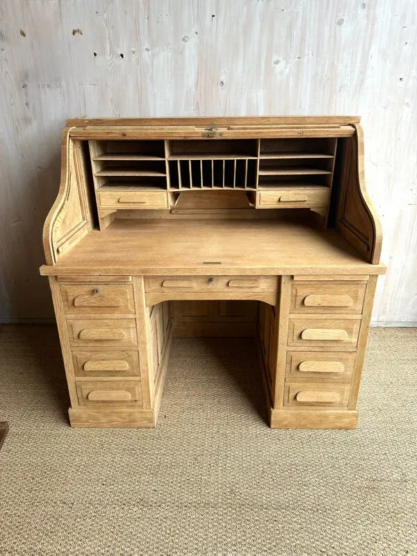 Illustration numéro 5 du produit Bureau à cylindre ancien en chêne rénové – clé d’origine