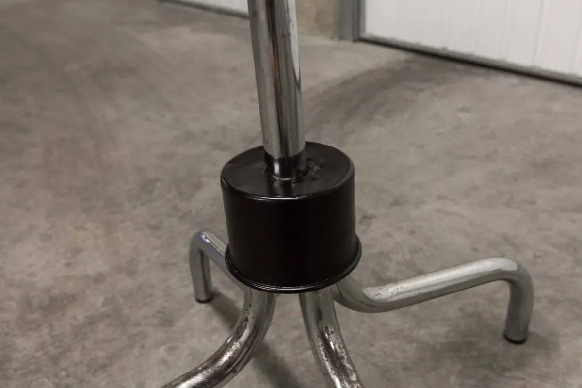 Illustration numéro 5 du produit Porte manteau perroquet 16 patères industriel en métal chromé et base + boules noires 1960