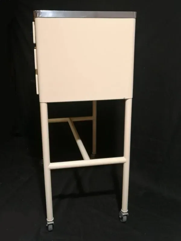 Illustration numéro 5 du produit Petit meuble console/desserte de cabinet dentaire/médical des années 1950