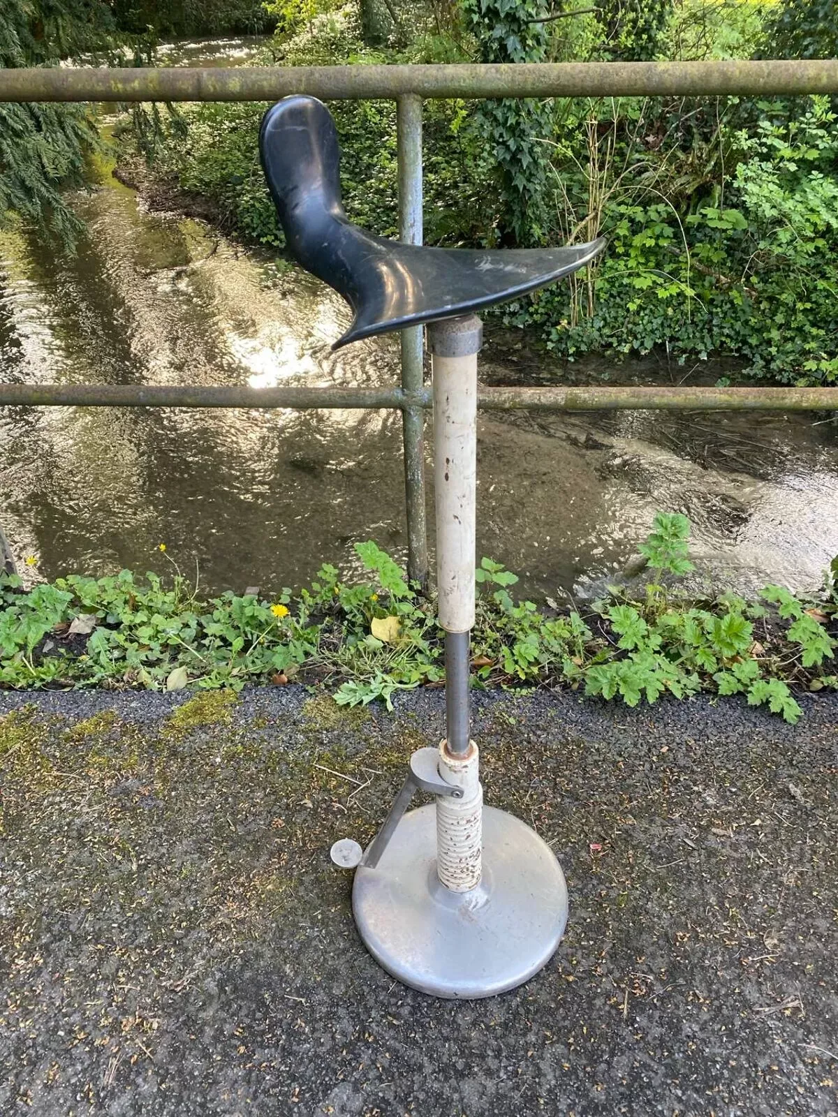 Illustration numéro 5 du produit Tabouret industriel hydrolique vintage