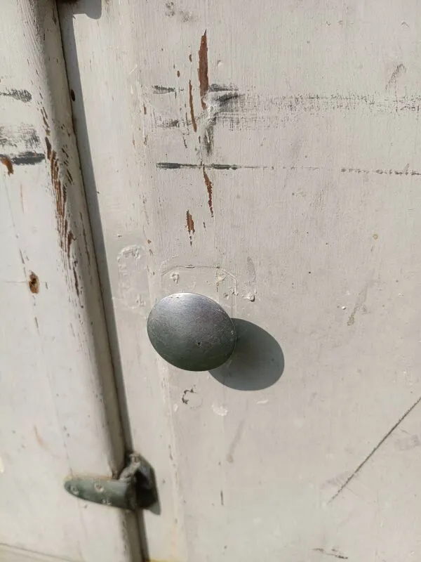 Illustration numéro 5 du produit Ancien meuble de métier provenant d'une ancienne quincaillerie