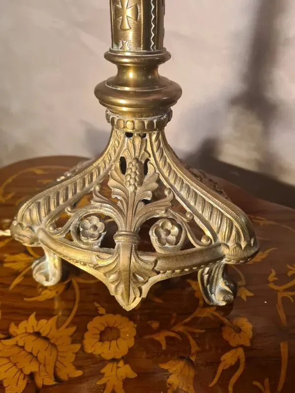 Illustration numéro 5 du produit Lampe Art nouveau ancienne en bronze et abat-jour en vitrail style Tiffany, restaurée