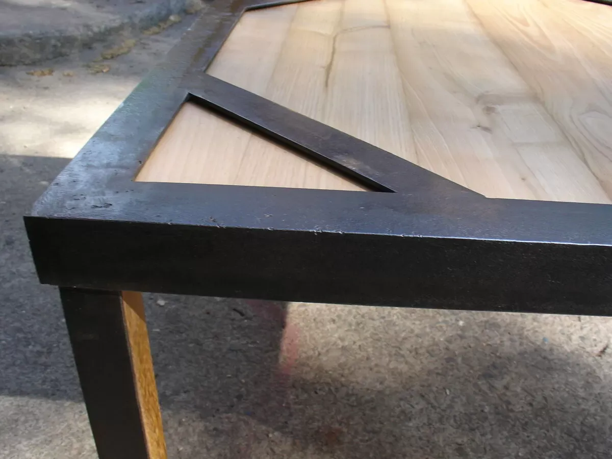 Illustration numéro 5 du produit Table basse ou bout de canapé en acier et bois style industriel