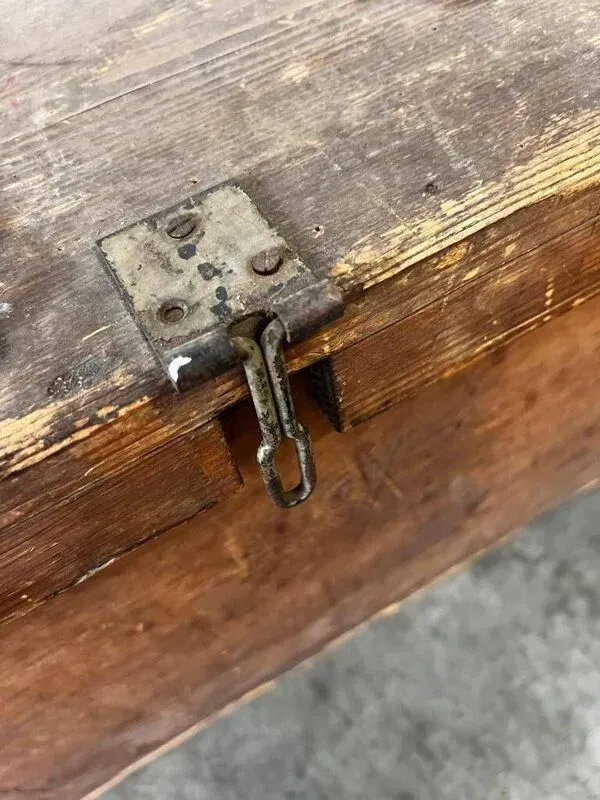 Illustration numéro 5 du produit Coffre en bois vintage / table d'appoint / table basse