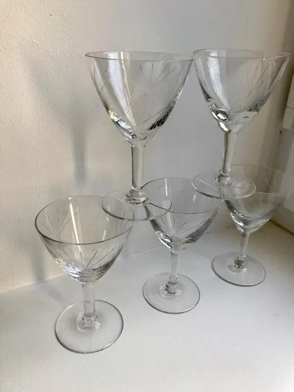 Illustration numéro 5 du produit Lot de 5  verres à vin gravés modèle étoile années 50
