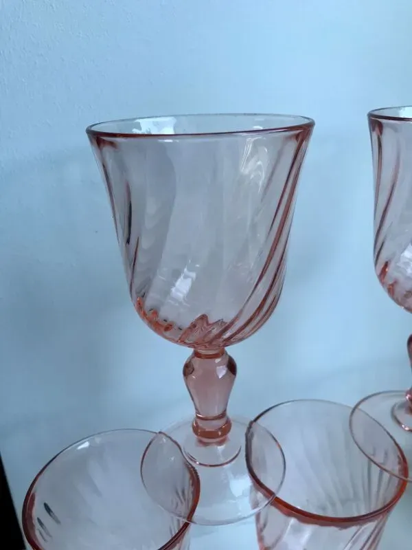 Illustration numéro 5 du produit Lot de 5 verres à vin roses années 50