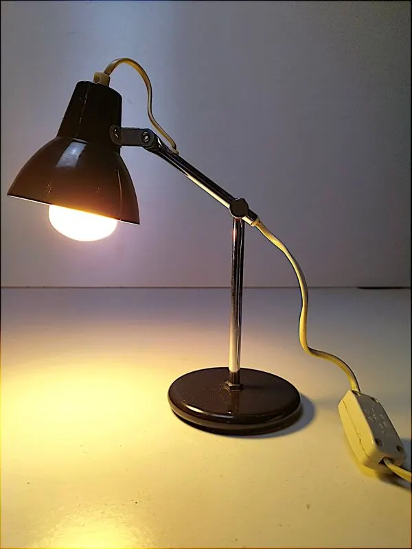 Illustration numéro 5 du produit Lampe de bureau « Cocotte » articulée vintage – Style Industriel, années 60