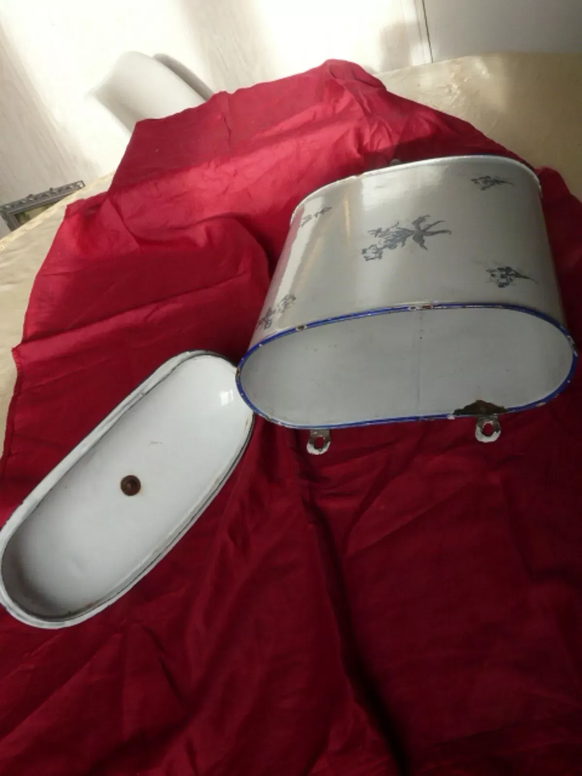 Illustration numéro 5 du produit Fontaine murale en tôle émaillée décor de fleurs bleues sur fond blanc