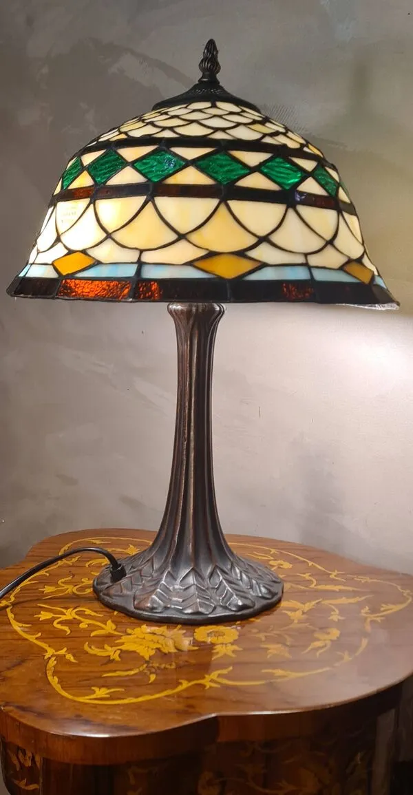Illustration numéro 5 du produit lampe sous license original tifany  eskriss verre vitrail  49x3 33