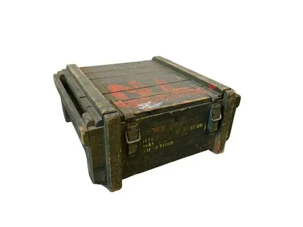 Illustration numéro 5 du produit Caisse industrielle vintage en bois vert / coffre / caisse militaire