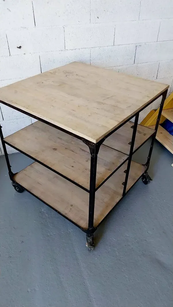 Illustration numéro 5 du produit Grande desserte sur roulettes