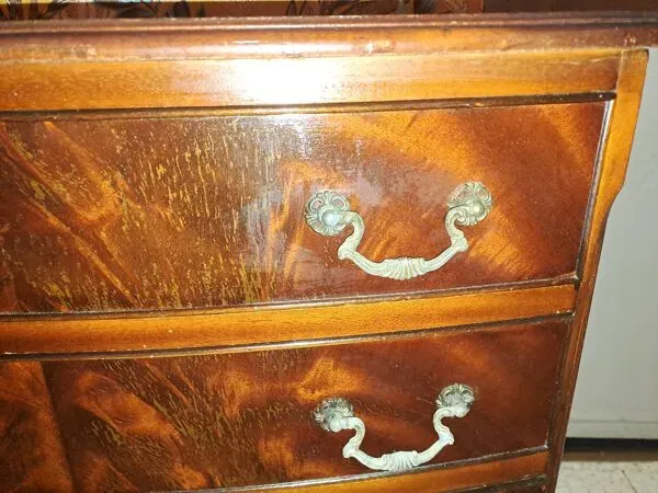 Illustration numéro 5 du produit Comode vernissée à fronton arrondi avec 4 tiroirs de style classique baroque 1880/1900