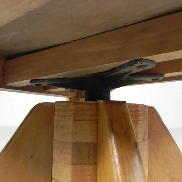 Illustration numéro 5 du produit Chaise haute, chaise pivotante et chaise d'écolier en bois, années 1950