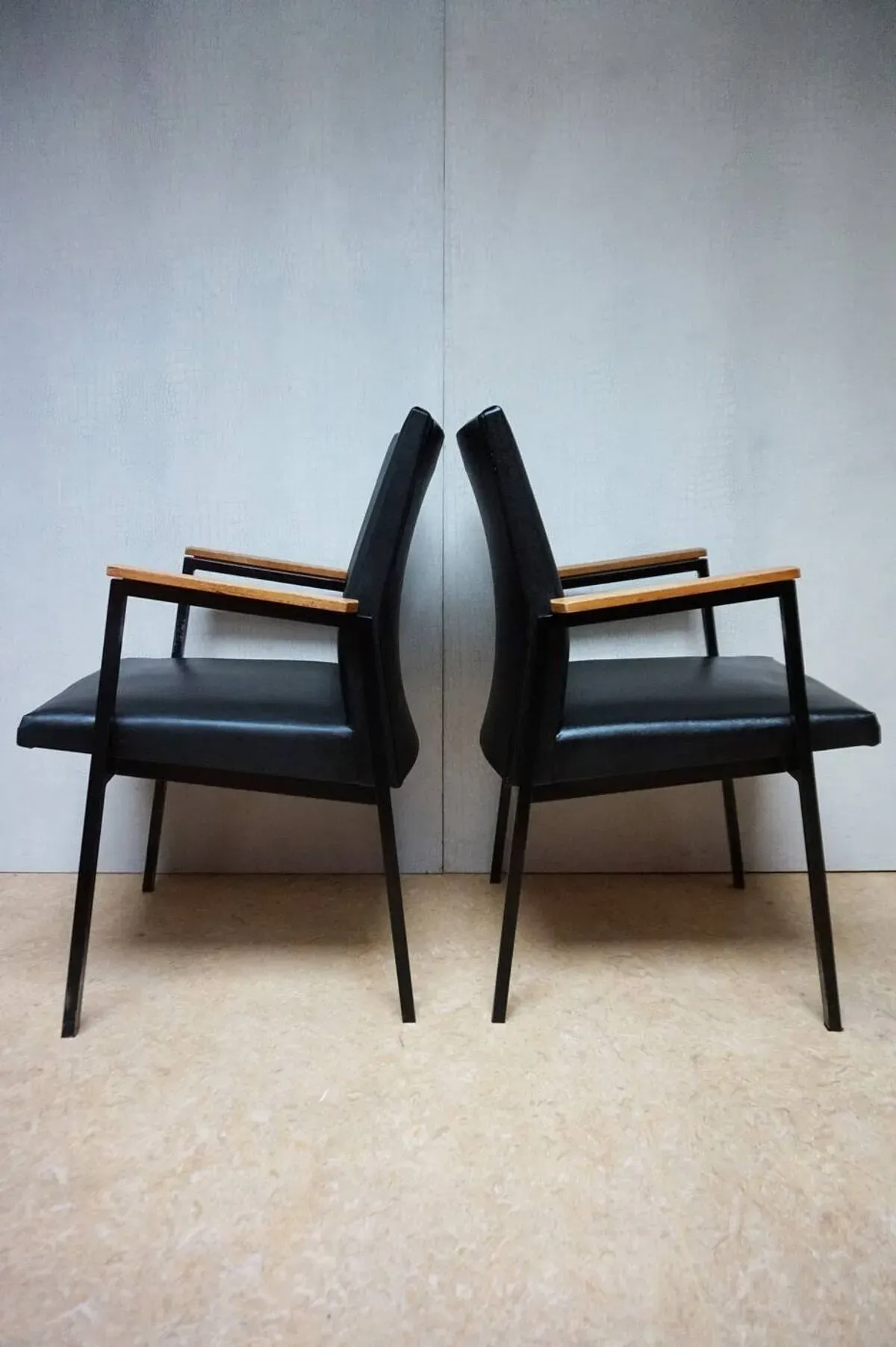 Illustration numéro 5 du produit Fauteuils/chaises de conférence au design minimaliste industriel néerlandais du milieu du siècle
