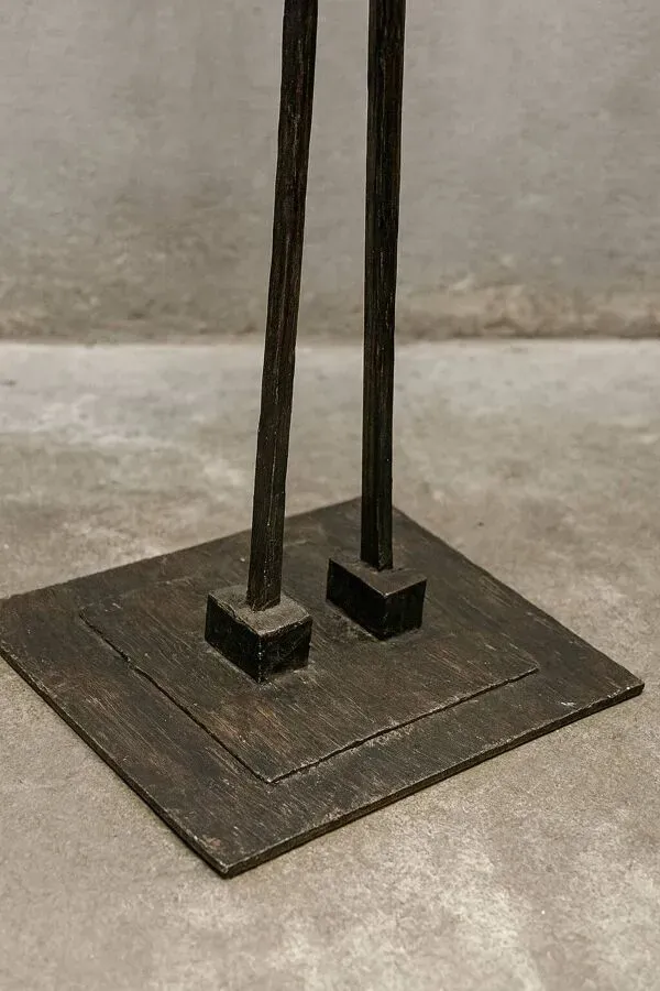 Illustration numéro 5 du produit Porte-manteau design en fer – Pièce unique sculpturale