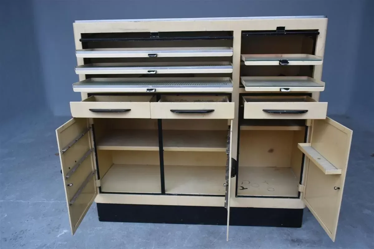 Illustration numéro 5 du produit Meuble de métier en tôle peinte de dentiste 1950