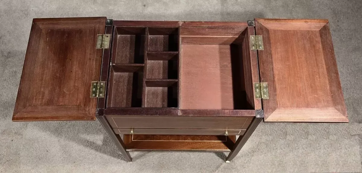 Illustration numéro 5 du produit Table de salon en acajou, style Directoire, début XXème