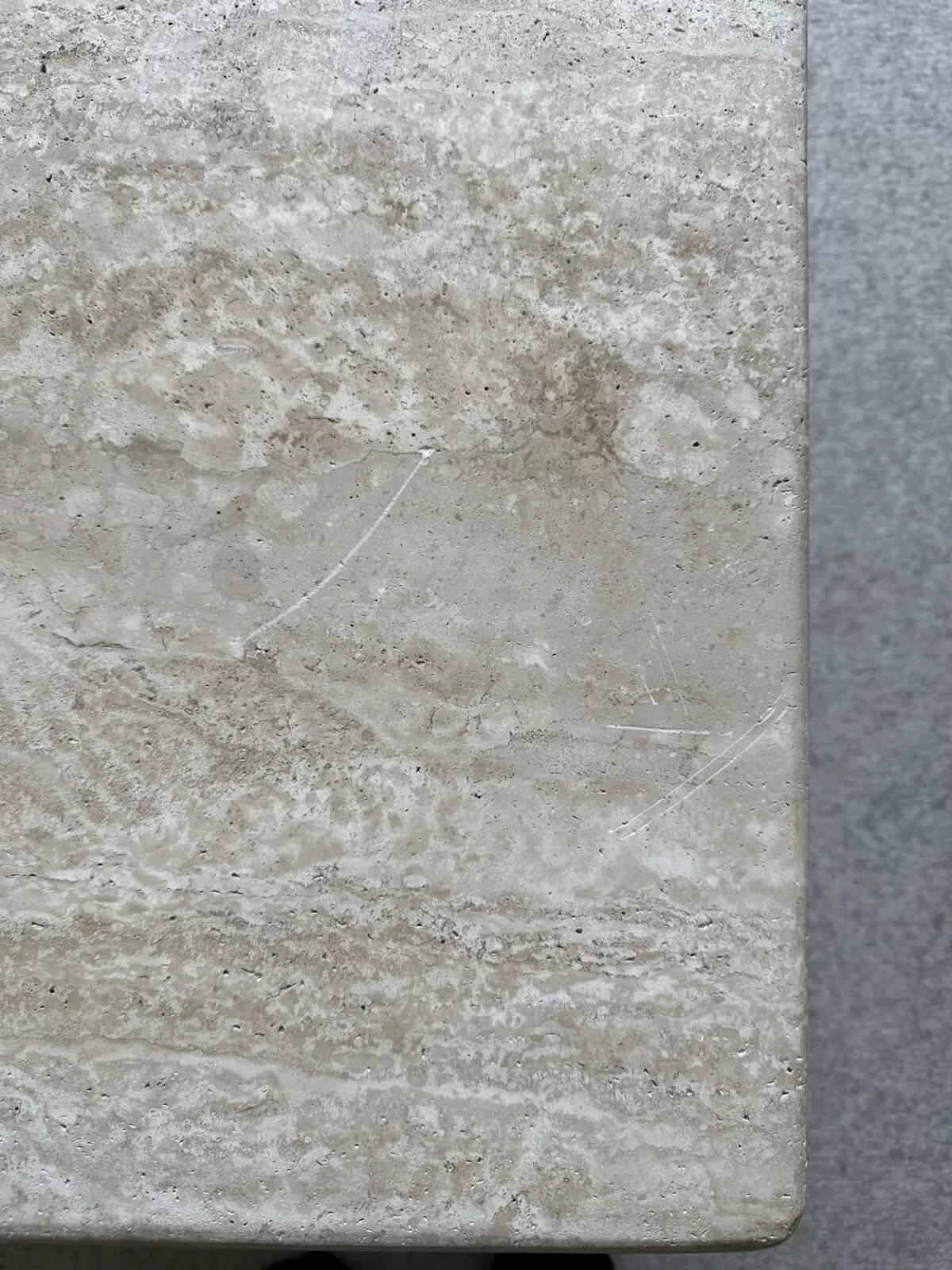 Illustration numéro 5 du produit Table basse en travertin