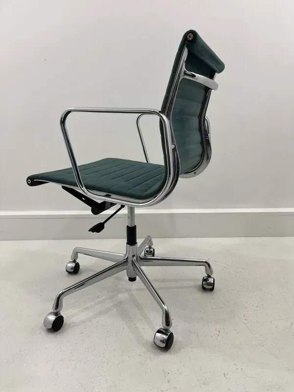 Illustration numéro 5 du produit Chaise de bureau Hopsak Fabric Ea-117 par Charles Eames pour Vitra, années 2000.