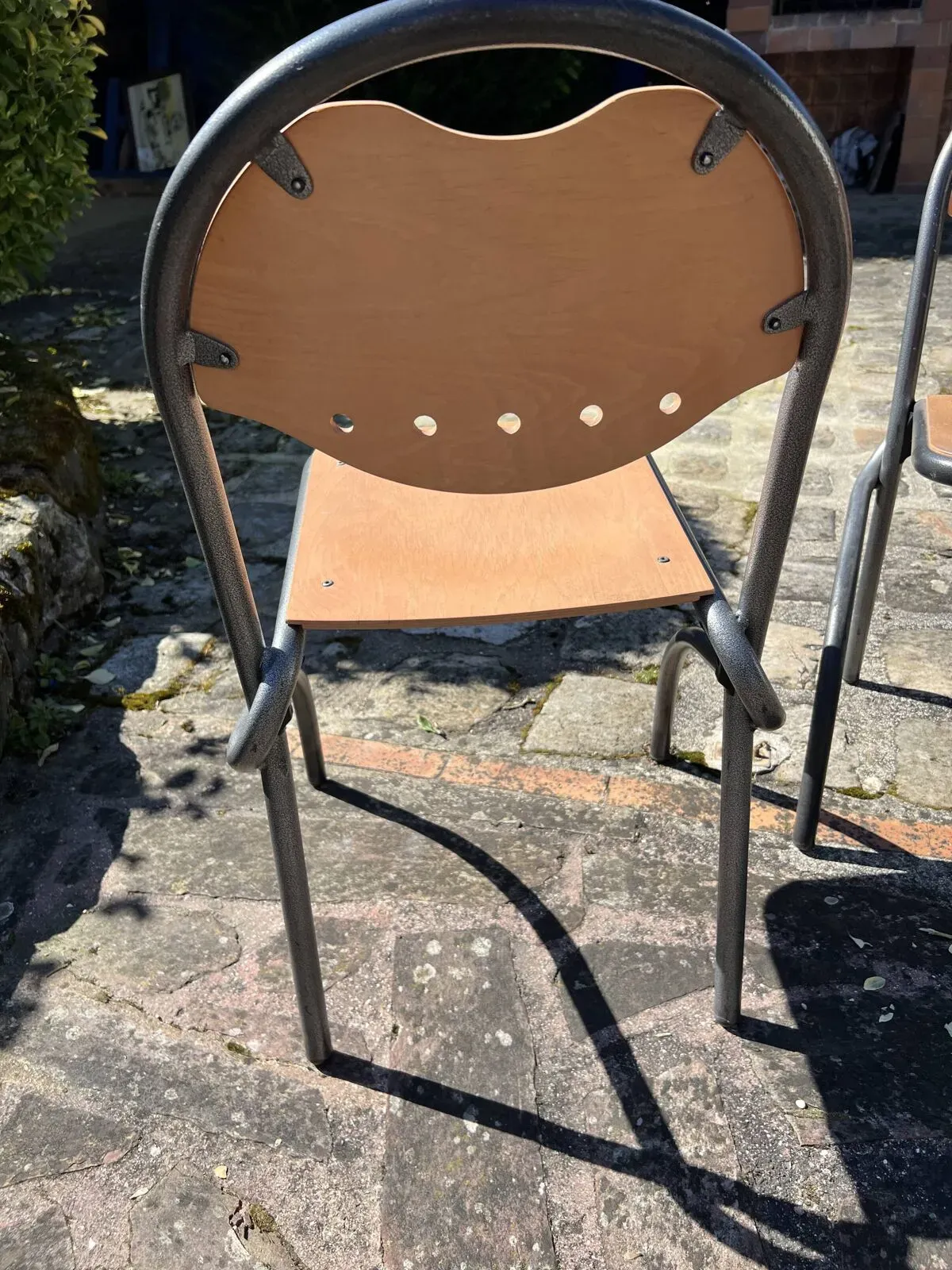 Illustration numéro 5 du produit Lot de 3 chaises vintage en métal et bois – Design industriel